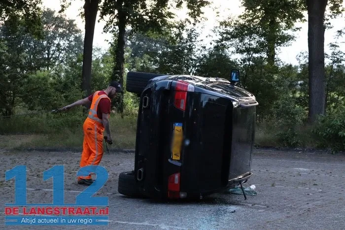 Bijzonder tafereel op parkeerplaats van voetbalclub in Kaatsheuvel: auto komt op zijkant terecht 7 Bijzonder tafereel op parkeerplaats van voetbalclub in Kaatsheuvel: auto komt op zijkant terecht 112 De Langstraat