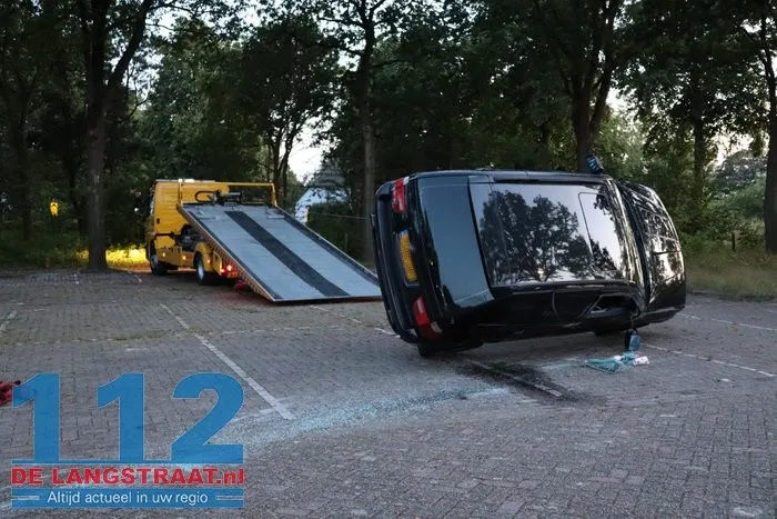 Bijzonder tafereel op parkeerplaats van voetbalclub in Kaatsheuvel: auto komt op zijkant terecht 9 Bijzonder tafereel op parkeerplaats van voetbalclub in Kaatsheuvel: auto komt op zijkant terecht 112 De Langstraat