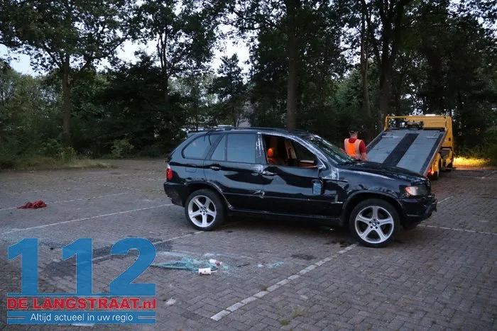 Bijzonder tafereel op parkeerplaats van voetbalclub in Kaatsheuvel: auto komt op zijkant terecht 11 Bijzonder tafereel op parkeerplaats van voetbalclub in Kaatsheuvel: auto komt op zijkant terecht 112 De Langstraat