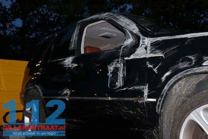 Bijzonder tafereel op parkeerplaats van voetbalclub in Kaatsheuvel: auto komt op zijkant terecht 16 Bijzonder tafereel op parkeerplaats van voetbalclub in Kaatsheuvel: auto komt op zijkant terecht 112 De Langstraat