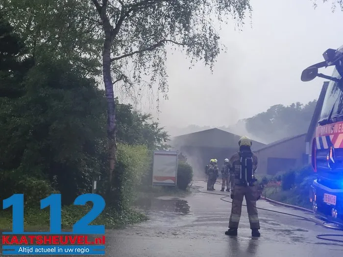 Vlammen slaan uit het dak bij witlofkwekerij, eigenaar vanaf vakantieadres: ‘Dit is ontzettend schrikken, verschrikkelijk balen’ 1 Vlammen slaan uit het dak bij witlofkwekerij, eigenaar vanaf vakantieadres: ‘Dit is ontzettend schrikken, verschrikkelijk balen’ 112 De Langstraat