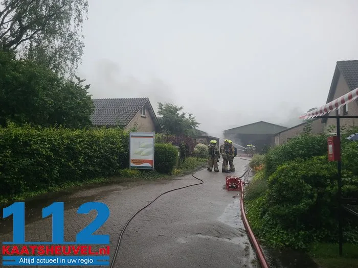 Vlammen slaan uit het dak bij witlofkwekerij, eigenaar vanaf vakantieadres: ‘Dit is ontzettend schrikken, verschrikkelijk balen’ 3 Vlammen slaan uit het dak bij witlofkwekerij, eigenaar vanaf vakantieadres: ‘Dit is ontzettend schrikken, verschrikkelijk balen’ 112 De Langstraat