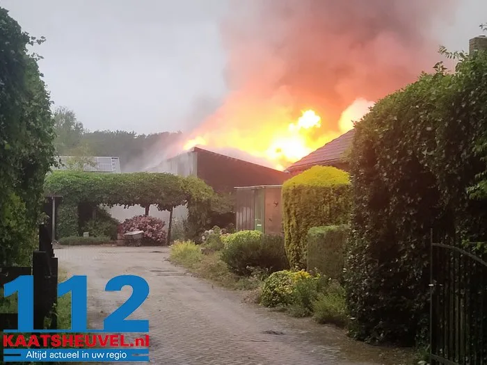 Vlammen slaan uit het dak bij witlofkwekerij, eigenaar vanaf vakantieadres: ‘Dit is ontzettend schrikken, verschrikkelijk balen’ 32 Vlammen slaan uit het dak bij witlofkwekerij, eigenaar vanaf vakantieadres: ‘Dit is ontzettend schrikken, verschrikkelijk balen’ 112 De Langstraat