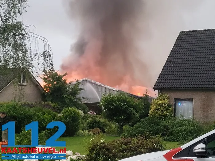Vlammen slaan uit het dak bij witlofkwekerij, eigenaar vanaf vakantieadres: ‘Dit is ontzettend schrikken, verschrikkelijk balen’ 34 Vlammen slaan uit het dak bij witlofkwekerij, eigenaar vanaf vakantieadres: ‘Dit is ontzettend schrikken, verschrikkelijk balen’ 112 De Langstraat