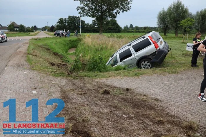Twee gewonden bij botsing in Elshout, voertuig belandt in de sloot 4 Twee gewonden bij botsing in Elshout, voertuig belandt in de sloot 112 De Langstraat