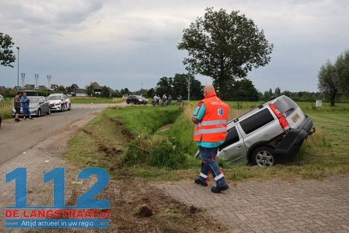 Twee gewonden bij botsing in Elshout, voertuig belandt in de sloot 5 Twee gewonden bij botsing in Elshout, voertuig belandt in de sloot 112 De Langstraat