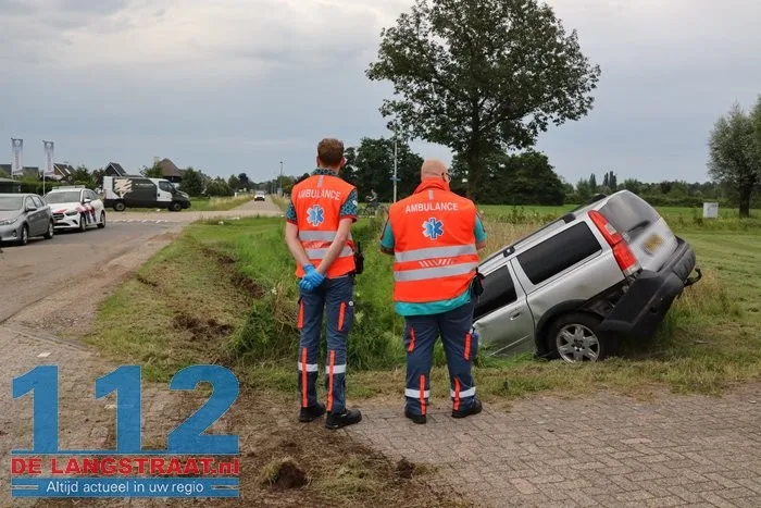 Twee gewonden bij botsing in Elshout, voertuig belandt in de sloot 6 Twee gewonden bij botsing in Elshout, voertuig belandt in de sloot 112 De Langstraat