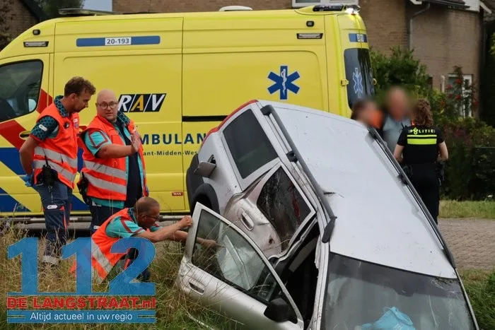 Twee gewonden bij botsing in Elshout, voertuig belandt in de sloot 7 Twee gewonden bij botsing in Elshout, voertuig belandt in de sloot 112 De Langstraat