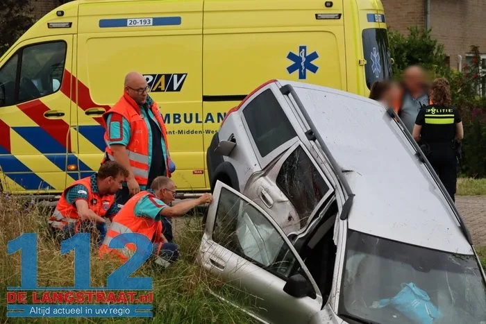 Twee gewonden bij botsing in Elshout, voertuig belandt in de sloot 8 Twee gewonden bij botsing in Elshout, voertuig belandt in de sloot 112 De Langstraat