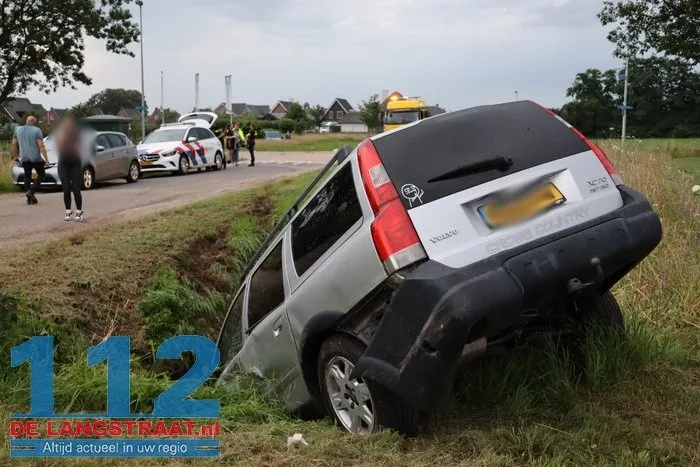 Twee gewonden bij botsing in Elshout, voertuig belandt in de sloot 13 Twee gewonden bij botsing in Elshout, voertuig belandt in de sloot 112 De Langstraat