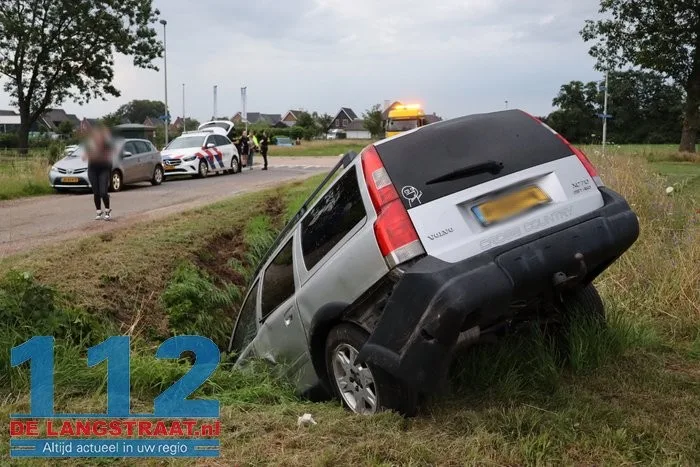 Twee gewonden bij botsing in Elshout, voertuig belandt in de sloot 14 Twee gewonden bij botsing in Elshout, voertuig belandt in de sloot 112 De Langstraat