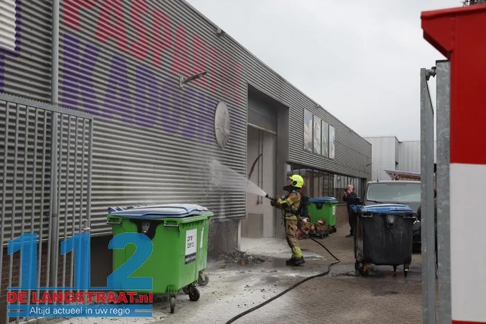 Container vliegt in brand tegen bedrijfspand 1 Container vliegt in brand tegen bedrijfspand 112 De Langstraat