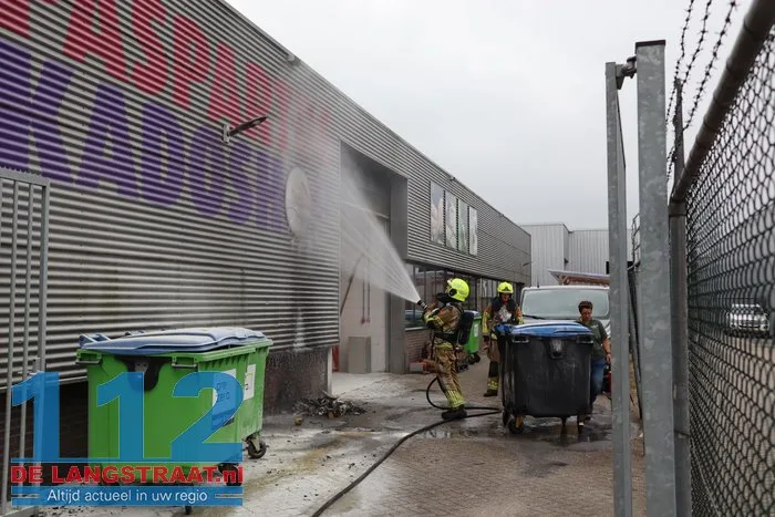 Container vliegt in brand tegen bedrijfspand 4 Container vliegt in brand tegen bedrijfspand 112 De Langstraat