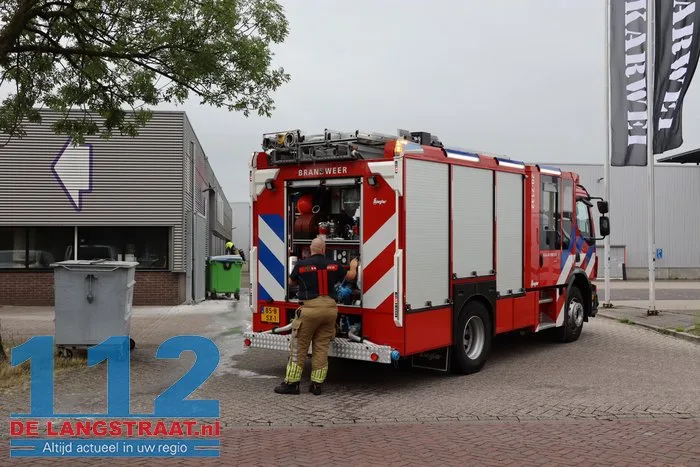 Container vliegt in brand tegen bedrijfspand 7 Container vliegt in brand tegen bedrijfspand 112 De Langstraat