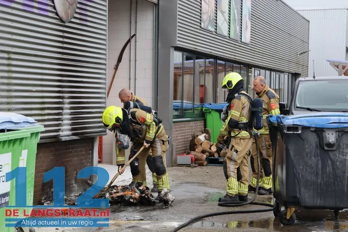 Container vliegt in brand tegen bedrijfspand 8 Container vliegt in brand tegen bedrijfspand 112 De Langstraat