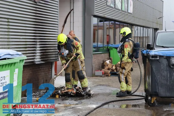 Container vliegt in brand tegen bedrijfspand 9 Container vliegt in brand tegen bedrijfspand 112 De Langstraat