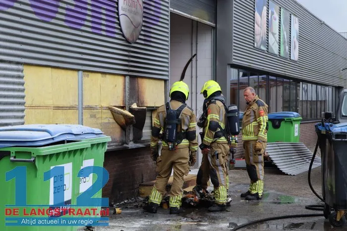 Container vliegt in brand tegen bedrijfspand 12 Container vliegt in brand tegen bedrijfspand 112 De Langstraat