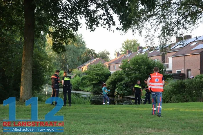 Hulpdiensten rukken massaal uit voor mogelijk persoon te water aan de Mozartlaan Waalwijk 1 Hulpdiensten rukken massaal uit voor mogelijk persoon te water aan de Mozartlaan Waalwijk 112 De Langstraat