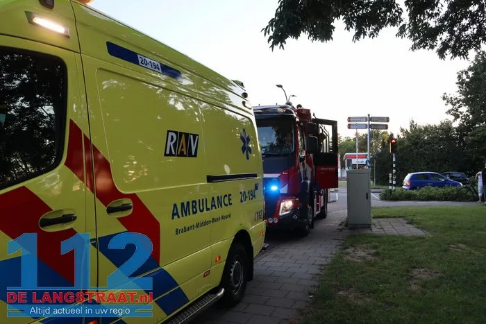 Hulpdiensten rukken massaal uit voor mogelijk persoon te water aan de Mozartlaan Waalwijk 2 Hulpdiensten rukken massaal uit voor mogelijk persoon te water aan de Mozartlaan Waalwijk 112 De Langstraat