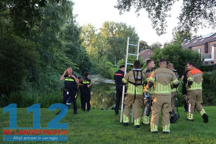 Hulpdiensten rukken massaal uit voor mogelijk persoon te water aan de Mozartlaan Waalwijk 3 Hulpdiensten rukken massaal uit voor mogelijk persoon te water aan de Mozartlaan Waalwijk 112 De Langstraat