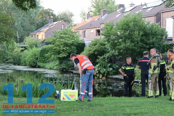 Hulpdiensten rukken massaal uit voor mogelijk persoon te water aan de Mozartlaan Waalwijk 4 Hulpdiensten rukken massaal uit voor mogelijk persoon te water aan de Mozartlaan Waalwijk 112 De Langstraat