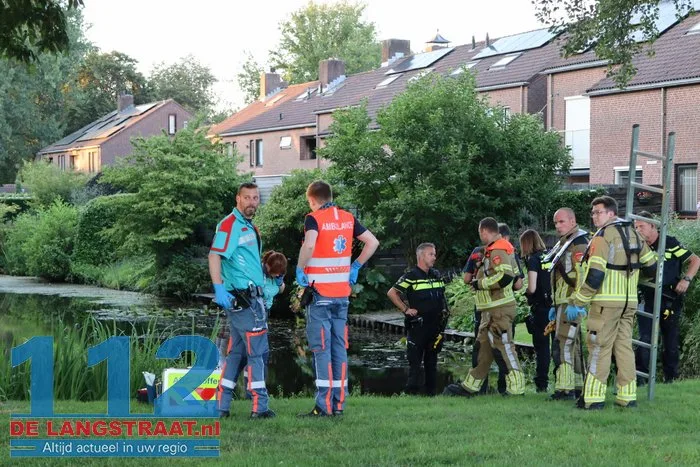Hulpdiensten rukken massaal uit voor mogelijk persoon te water aan de Mozartlaan Waalwijk 5 Hulpdiensten rukken massaal uit voor mogelijk persoon te water aan de Mozartlaan Waalwijk 112 De Langstraat
