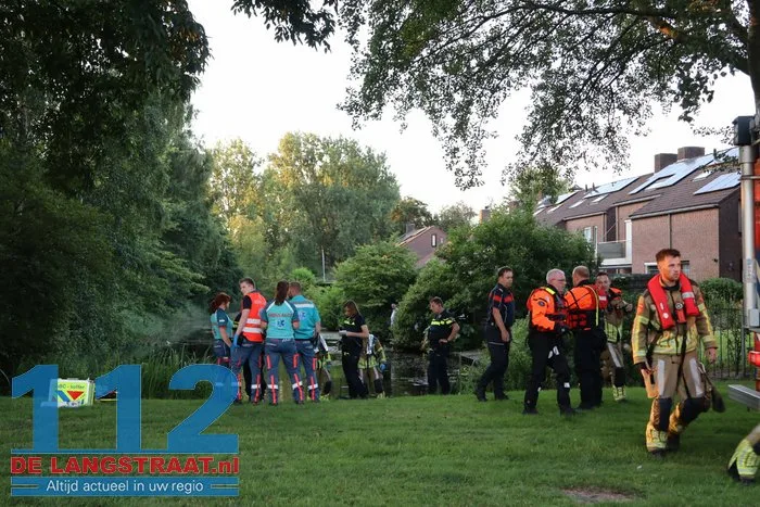 Hulpdiensten rukken massaal uit voor mogelijk persoon te water aan de Mozartlaan Waalwijk 6 Hulpdiensten rukken massaal uit voor mogelijk persoon te water aan de Mozartlaan Waalwijk 112 De Langstraat