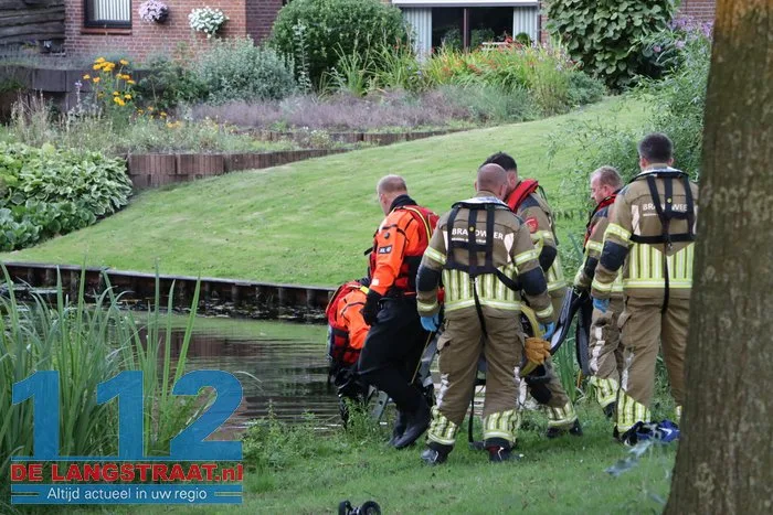 Hulpdiensten rukken massaal uit voor mogelijk persoon te water aan de Mozartlaan Waalwijk 7 Hulpdiensten rukken massaal uit voor mogelijk persoon te water aan de Mozartlaan Waalwijk 112 De Langstraat