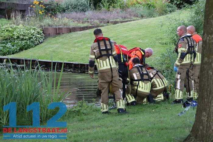 Hulpdiensten rukken massaal uit voor mogelijk persoon te water aan de Mozartlaan Waalwijk 8 Hulpdiensten rukken massaal uit voor mogelijk persoon te water aan de Mozartlaan Waalwijk 112 De Langstraat
