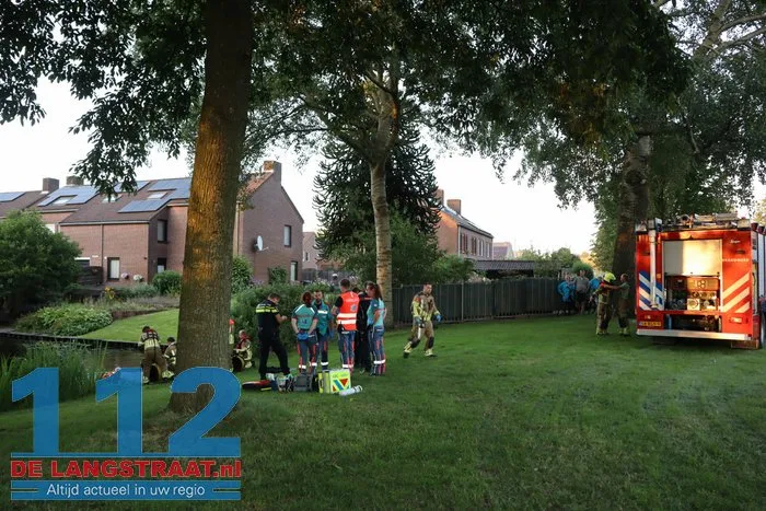 Hulpdiensten rukken massaal uit voor mogelijk persoon te water aan de Mozartlaan Waalwijk 9 Hulpdiensten rukken massaal uit voor mogelijk persoon te water aan de Mozartlaan Waalwijk 112 De Langstraat