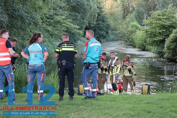 Hulpdiensten rukken massaal uit voor mogelijk persoon te water aan de Mozartlaan Waalwijk 10 Hulpdiensten rukken massaal uit voor mogelijk persoon te water aan de Mozartlaan Waalwijk 112 De Langstraat