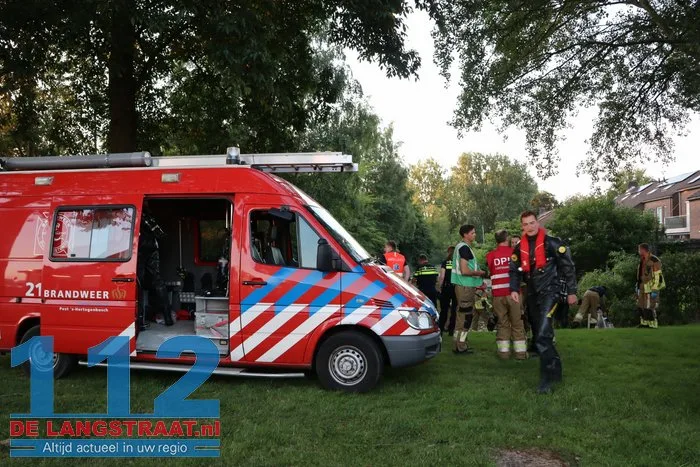 Hulpdiensten rukken massaal uit voor mogelijk persoon te water aan de Mozartlaan Waalwijk 13 Hulpdiensten rukken massaal uit voor mogelijk persoon te water aan de Mozartlaan Waalwijk 112 De Langstraat