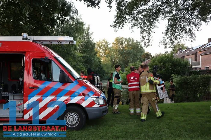 Hulpdiensten rukken massaal uit voor mogelijk persoon te water aan de Mozartlaan Waalwijk 14 Hulpdiensten rukken massaal uit voor mogelijk persoon te water aan de Mozartlaan Waalwijk 112 De Langstraat