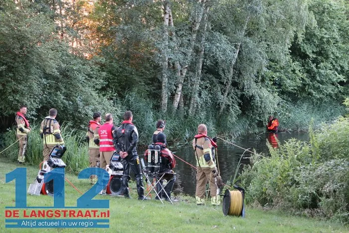 Hulpdiensten rukken massaal uit voor mogelijk persoon te water aan de Mozartlaan Waalwijk 17 Hulpdiensten rukken massaal uit voor mogelijk persoon te water aan de Mozartlaan Waalwijk 112 De Langstraat
