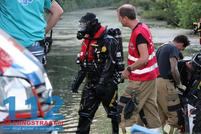 Hulpdiensten rukken massaal uit voor mogelijk persoon te water aan de Mozartlaan Waalwijk 20 Hulpdiensten rukken massaal uit voor mogelijk persoon te water aan de Mozartlaan Waalwijk 112 De Langstraat