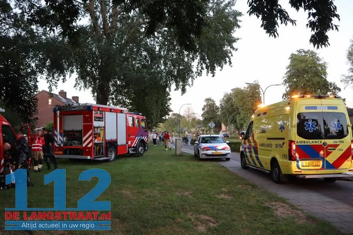 Hulpdiensten rukken massaal uit voor mogelijk persoon te water aan de Mozartlaan Waalwijk 22 Hulpdiensten rukken massaal uit voor mogelijk persoon te water aan de Mozartlaan Waalwijk 112 De Langstraat