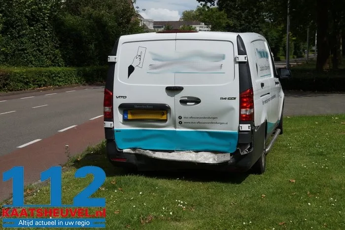 Auto botst achterop bestelbus in Drunen, gewonde bestuurder nagekeken in ambulance 2 Auto botst achterop bestelbus in Drunen, gewonde bestuurder nagekeken in ambulance 112 De Langstraat