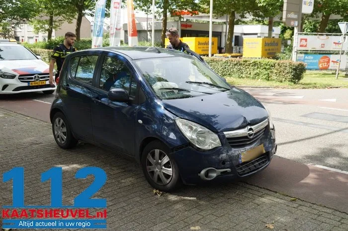 Auto botst achterop bestelbus in Drunen, gewonde bestuurder nagekeken in ambulance 3 Auto botst achterop bestelbus in Drunen, gewonde bestuurder nagekeken in ambulance 112 De Langstraat