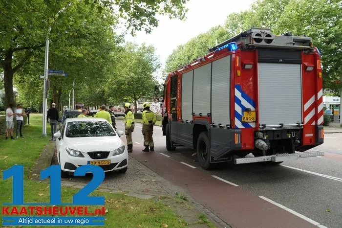 Auto botst achterop bestelbus in Drunen, gewonde bestuurder nagekeken in ambulance 4 Auto botst achterop bestelbus in Drunen, gewonde bestuurder nagekeken in ambulance 112 De Langstraat