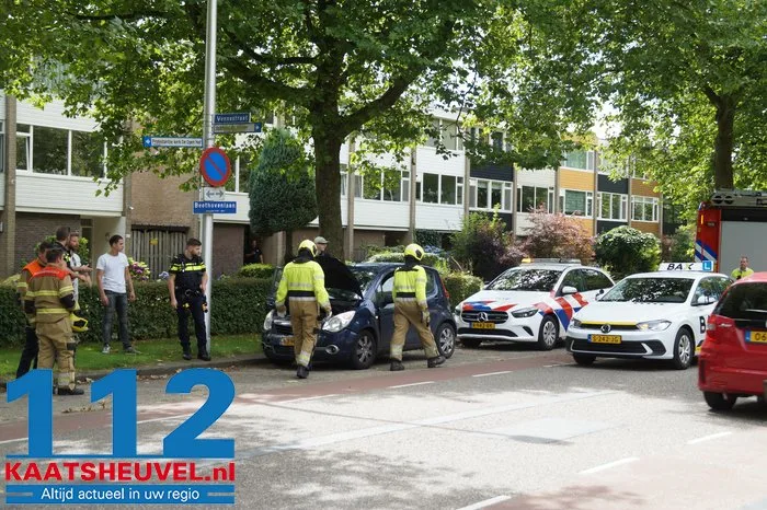 Auto botst achterop bestelbus in Drunen, gewonde bestuurder nagekeken in ambulance 5 Auto botst achterop bestelbus in Drunen, gewonde bestuurder nagekeken in ambulance 112 De Langstraat