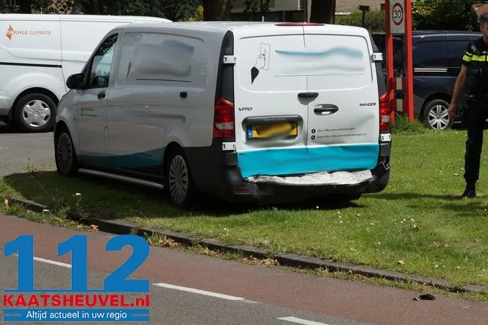 Auto botst achterop bestelbus in Drunen, gewonde bestuurder nagekeken in ambulance 6 Auto botst achterop bestelbus in Drunen, gewonde bestuurder nagekeken in ambulance 112 De Langstraat