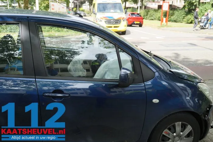 Auto botst achterop bestelbus in Drunen, gewonde bestuurder nagekeken in ambulance 7 Auto botst achterop bestelbus in Drunen, gewonde bestuurder nagekeken in ambulance 112 De Langstraat
