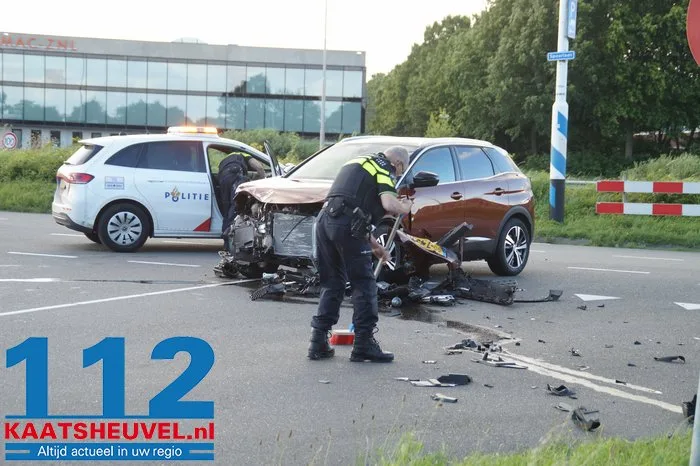 Veel schade bij ongeval op de Middelweg in Vlijmen 1 Veel schade bij ongeval op de Middelweg in Vlijmen 112 De Langstraat