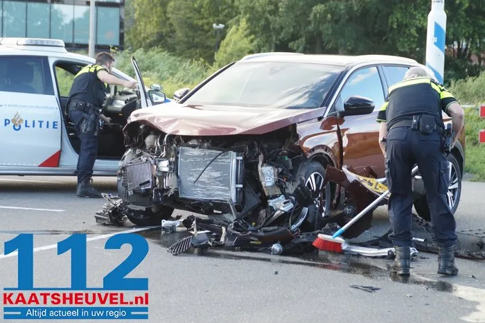 Veel schade bij ongeval op de Middelweg in Vlijmen 2 Veel schade bij ongeval op de Middelweg in Vlijmen 112 De Langstraat