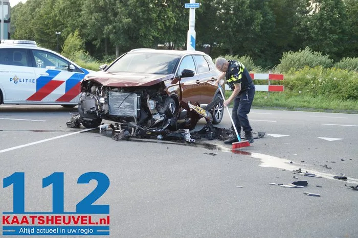 Veel schade bij ongeval op de Middelweg in Vlijmen 4 Veel schade bij ongeval op de Middelweg in Vlijmen 112 De Langstraat
