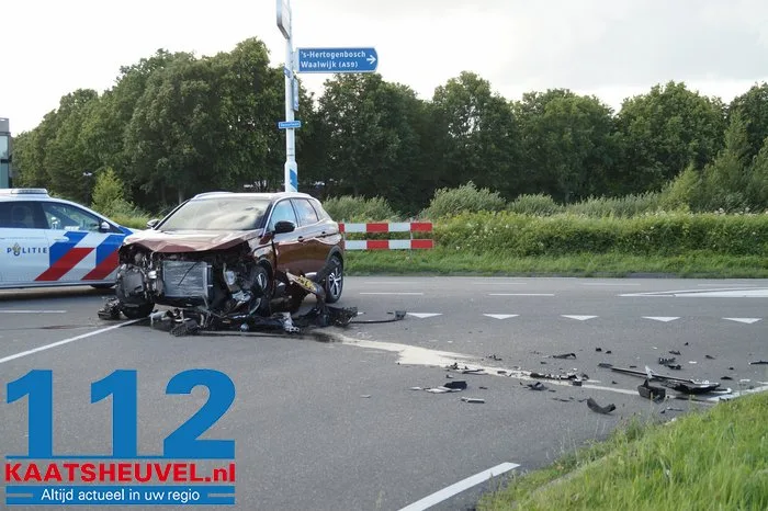Veel schade bij ongeval op de Middelweg in Vlijmen 5 Veel schade bij ongeval op de Middelweg in Vlijmen 112 De Langstraat