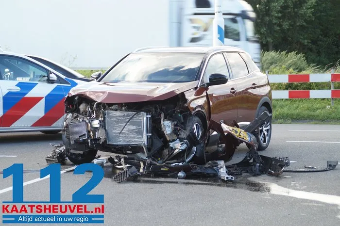 Veel schade bij ongeval op de Middelweg in Vlijmen 6 Veel schade bij ongeval op de Middelweg in Vlijmen 112 De Langstraat