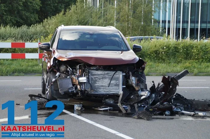 Veel schade bij ongeval op de Middelweg in Vlijmen 8 Veel schade bij ongeval op de Middelweg in Vlijmen 112 De Langstraat