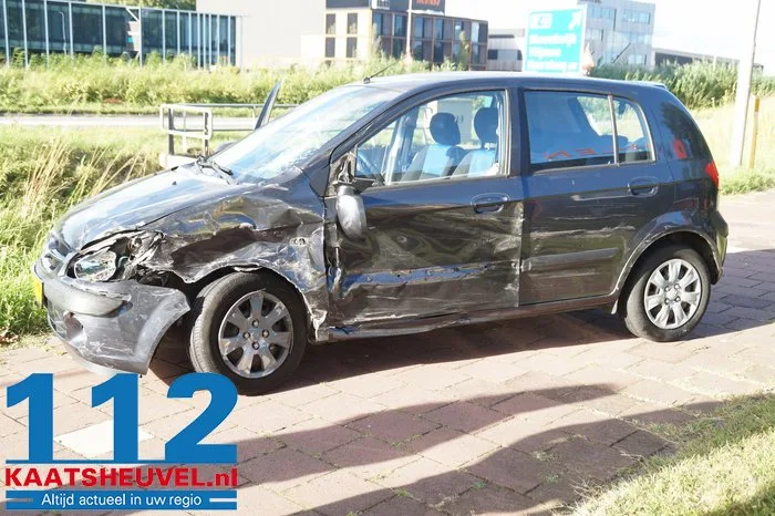Veel schade bij ongeval op de Middelweg in Vlijmen 10 Veel schade bij ongeval op de Middelweg in Vlijmen 112 De Langstraat