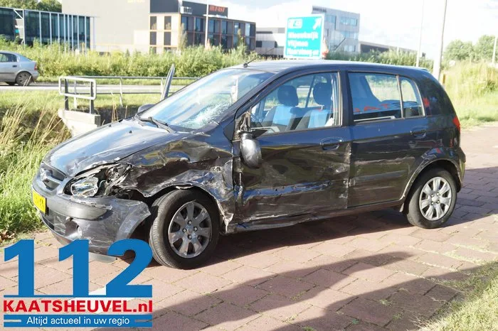 Veel schade bij ongeval op de Middelweg in Vlijmen 11 Veel schade bij ongeval op de Middelweg in Vlijmen 112 De Langstraat